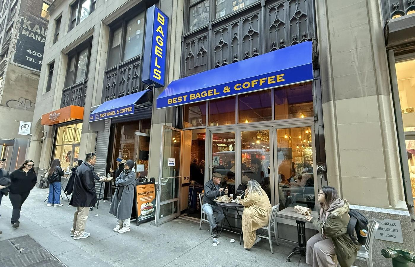 미드타운의 소음 속에서 살아남은 베이글-Best Bagel & Coffee