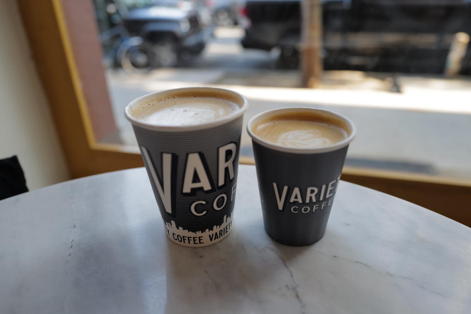 ‘VARIETY’ 로고가 찍힌 컵 두 잔. 대리석 테이블 위에서 창밖 볕을 받는다.
