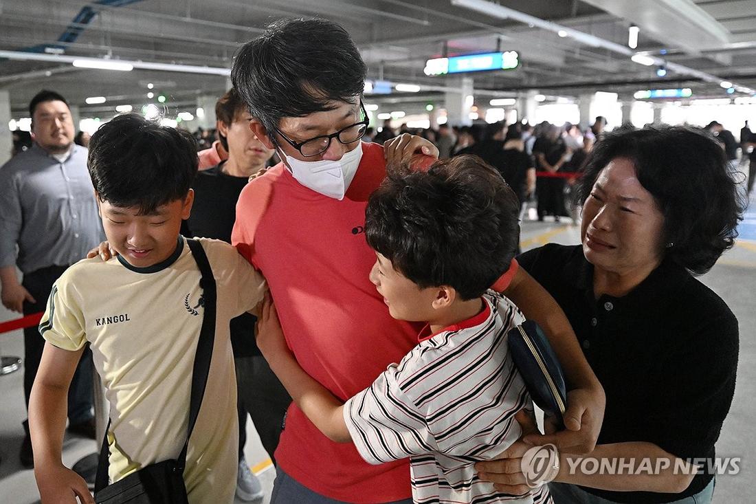 가족과 재회 (영종도=연합뉴스) 이진욱 기자 = 조지아주에 구금됐던 한국인 근로자가 12일 인천국제공항 제2여객터미널을 통해 귀국한 뒤 주차장에서 가족과 만나고 있다.