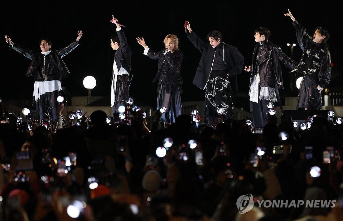 BTS, 내 폰 안에 저장 (서울=연합뉴스) 박동주 기자 = 21일 서울 광화문 광장에서 그룹 방탄소년단(BTS)의 정규 5집 ‘아리랑'(ARIRANG) 발매를 기념해 열린 무료 공연 ‘BTS 컴백 라이브: 아리랑'(BTS THE COMEBACK LIVE｜ARIRANG)을 찾은 팬들이 응원봉을 든 채 휴대전화 카메라로 BTS의 공연 모습을 담고 있다. 2026.3.21 pdj6635@yna.co.kr