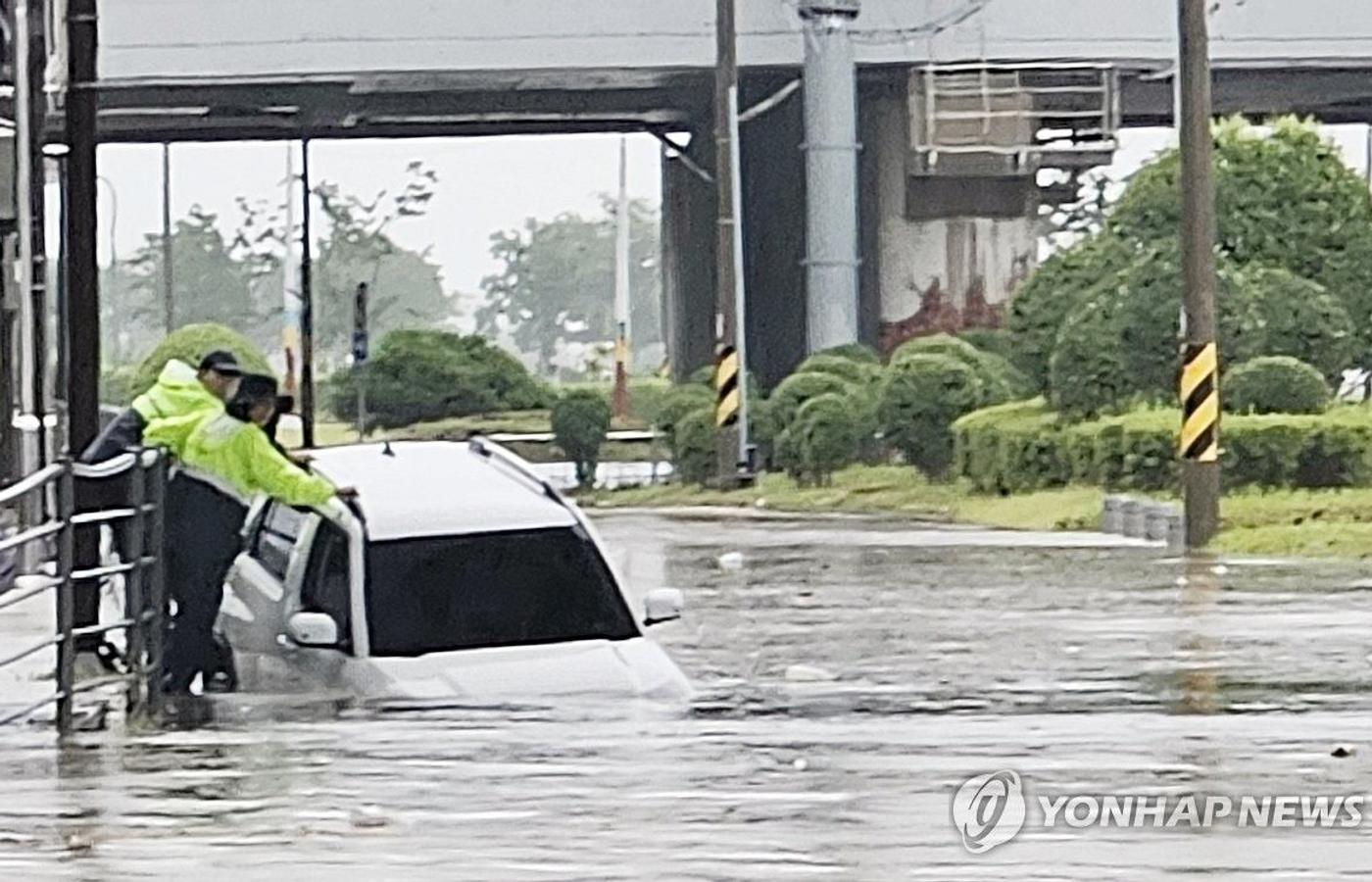 울산 태화강 홍수특보·곳곳 침수…세계유산 반구대 암각화 수몰