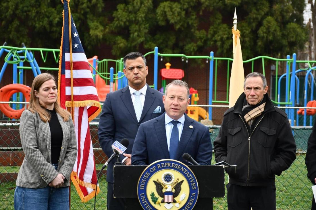 조시 고트하이머(Josh Gottheimer·가운데) 뉴저지 5선거구 연방하원의원이 2일 리지우드에서 ‘부모결정법(Parents Decide Act)’ 발의 기자회견을 열고 있다. 왼쪽부터 로라 반 자일(Laura Van Zile) ‘Okay to Delay’ 대표, 라몬 아체(Ramon Hache) 리지우드 YMCA 대표, 고트하이머 의원, 폴 바기아노스(Paul Vagianos) 리지우드 시장 <고트하이머 의원실 제공> Photo courtesy of the Office of Congressman Josh Gottheimer