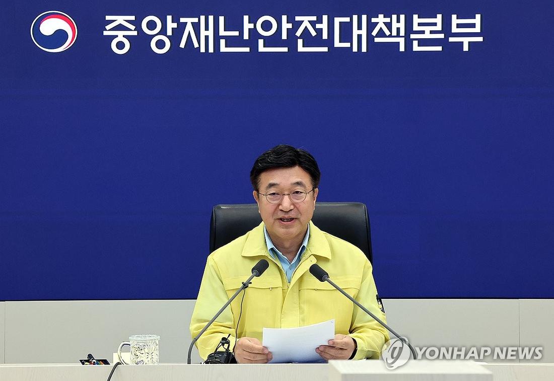 윤호중 행안부 장관, “호우피해 범정부 복구대책지원본부 가동” (세종=연합뉴스) 배재만 기자 = 윤호중 행정안전부 장관(중앙재난안전대책본부장)이 20일 정부세종청사 중앙재난안전상황실에서 열린 호우 대처 중앙재난안전대책본부 회의를 주재하고 있다. 2025.7.20 scoop@yna.co.kr