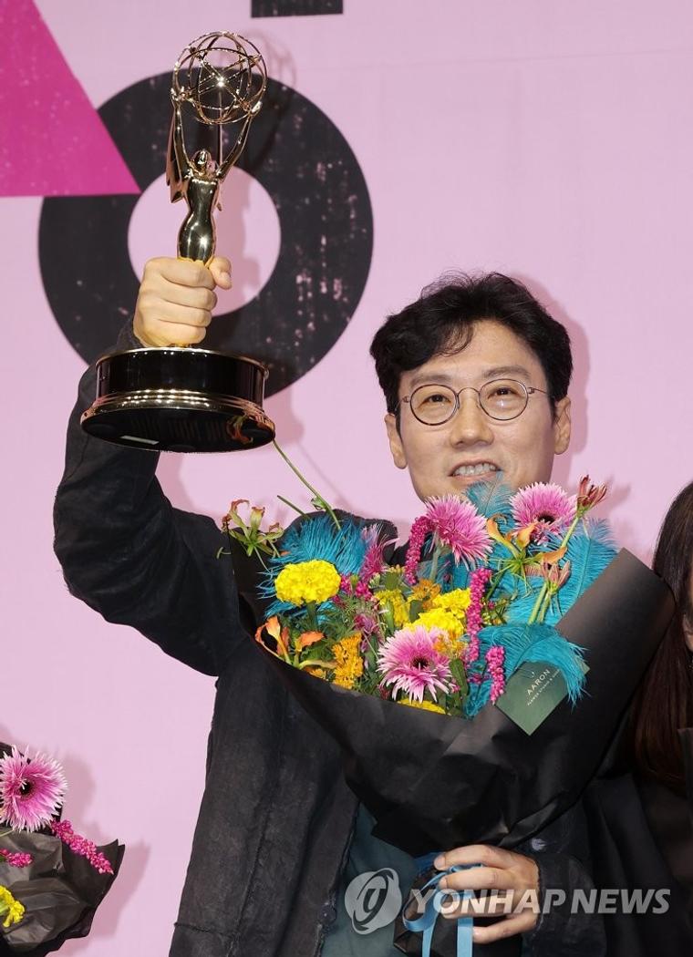 트로피 높이 든 황동혁 감독 [연합뉴스 자료사진]