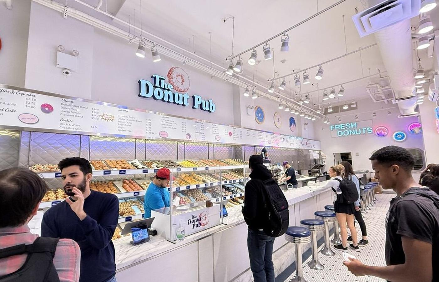 The Donut Pub — 뉴욕의 밤을 지키는 달콤한 불빛
