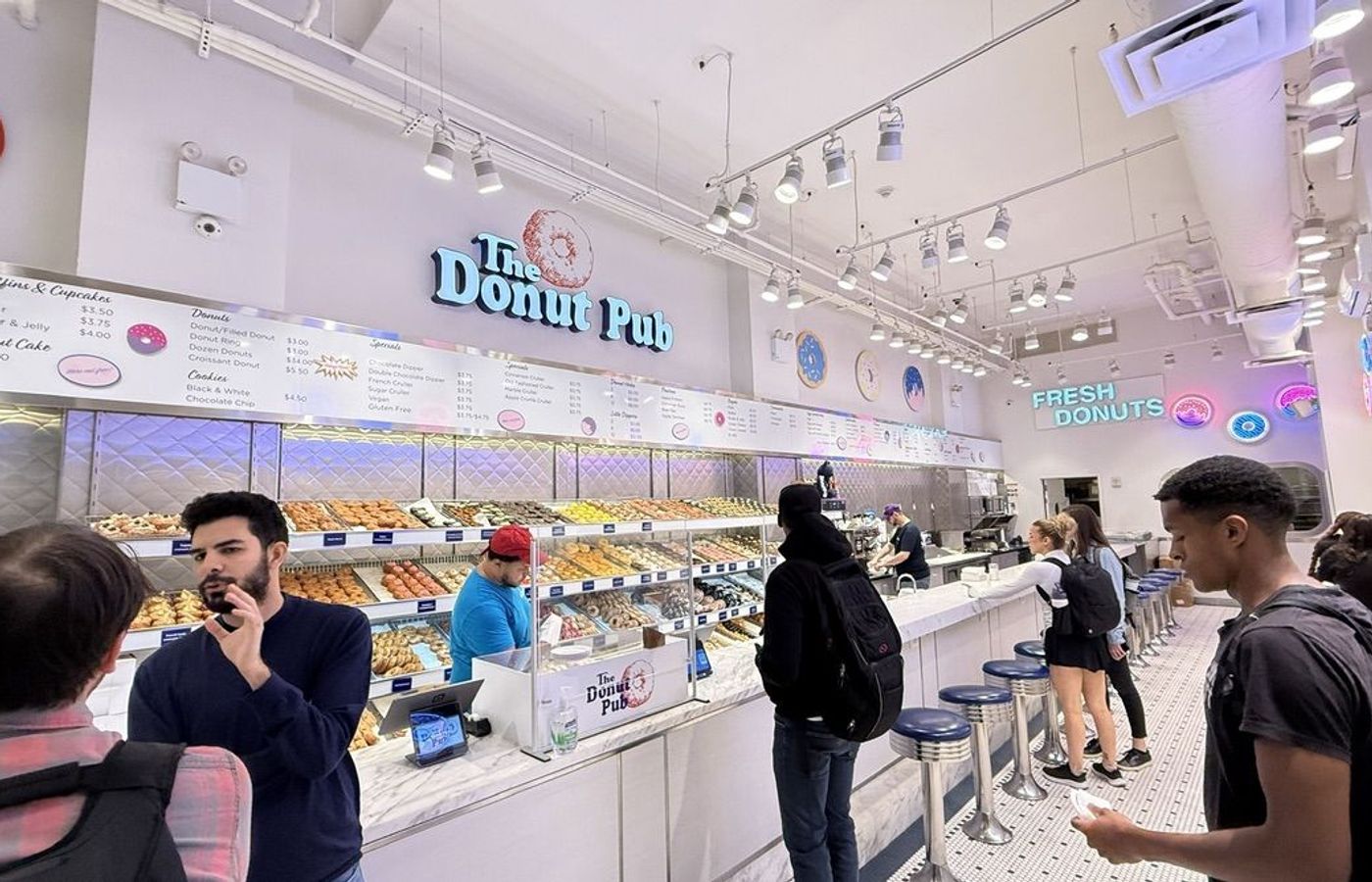 The Donut Pub — 뉴욕의 밤을 지키는 달콤한 불빛