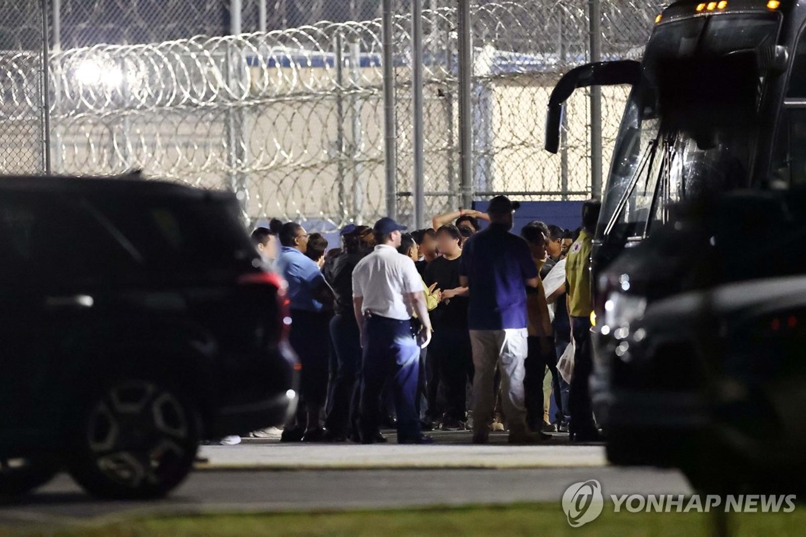 석방된 구금 한국 근로자들 (포크스턴[미국 조지아주]=연합뉴스) 윤동진 기자 = 이민단속으로 체포됐던 현대차-LG엔솔 배터리공장 건설 현장 직원들이 11일 조지아주 포크스턴의 이민세관단속국(ICE) 구금시설에서 나오며 조기중 워싱턴 총영사와 손을 잡고 대화를 나누고 있다.