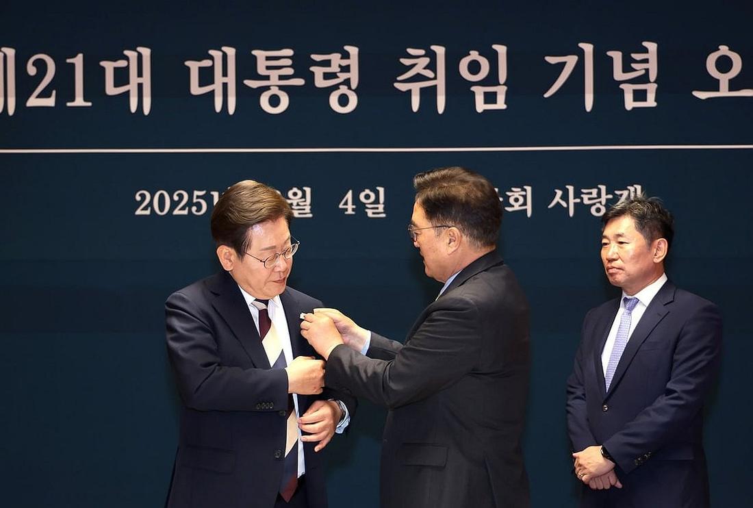 이재명 대통령에게 진관사 태극기 배지 달아주는 우원식 의장 (서울=연합뉴스) 우원식 국회의장이 4일 국회 사랑재에서 열린 제21대 이재명 대통령 취임기념 오찬에서 이 대통령에게 ‘진관사 태극기’ 배지를 달아주고 있다. 2025.6.4 [우원식 국회의장 페이스북. 재판매 및 DB 금지] photo@yna.co.kr