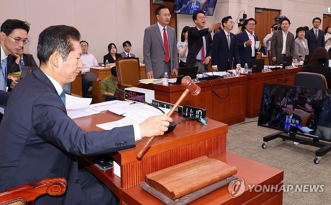 25만원 지급법·노란봉투법, 법사위 통과..항의하는 여당 31일 오전 국회에서 열린 법제사법위원회 전체회의에서 정청래 위원장이 ‘전국민 25만원 지원법'(민생회복지원금 지급을 위한 특별조치법)과 ‘노란봉투법'(노동조합 및 노동관계조정법 개정안)을 차례대로 의결하자 여당 의원들이 항의하고 있다. 사진=연합뉴스