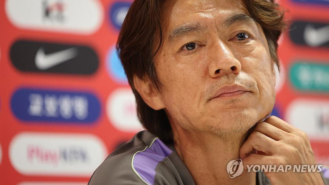훈련에 앞서 가진 기자회견에서 기자들의 질문을 듣고 있는 홍명보 감독 (사진: 연합뉴스)