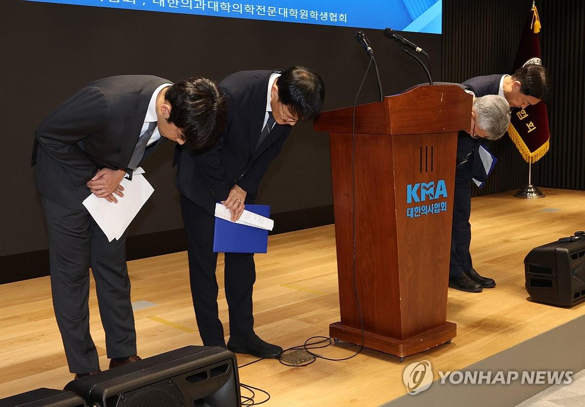 의과대학 정상화 성명 발표 뒤 인사 (서울=연합뉴스) 서명곤 기자 = 12일 서울 용산구 대한의사협회에서 이선우 대한의과대학·의학전문대학원학생협회 비대위원장(왼쪽부터), 박주민 국회 보건복지위원장, 김택우 대한의사협회장, 김영호 국회 교육위원장이 ‘의과대학 교육 정상화를 위한 공동 성명서’를 발표한 뒤 인사하고 있다. 2025.7.12 seephoto@yna.co.kr