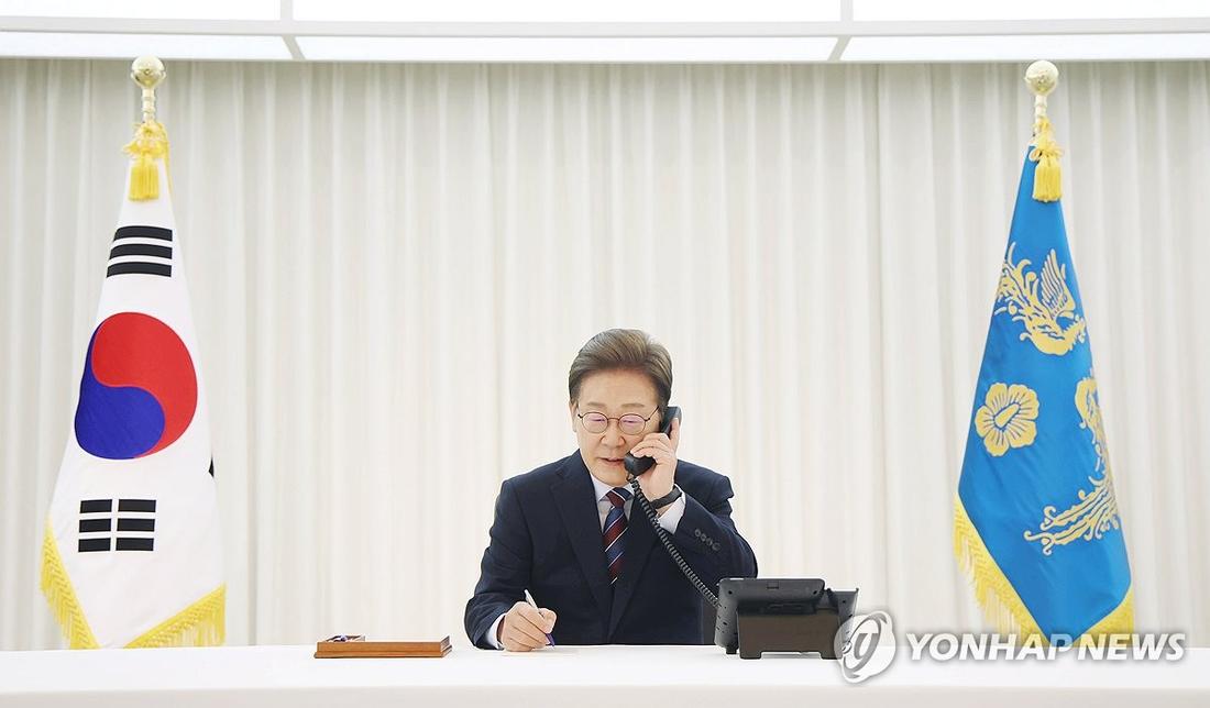 트럼프 대통령과 전화 통화 갖는 이재명 대통령 (서울=연합뉴스) 홍해인 기자 = 이재명 대통령이 6일 서울 한남동 관저에서 도널드 트럼프 미국 대통령과 전화 통화를 하기 위해 수화기를 들고 있다. 2025.6.6 hihong@yna.co.kr