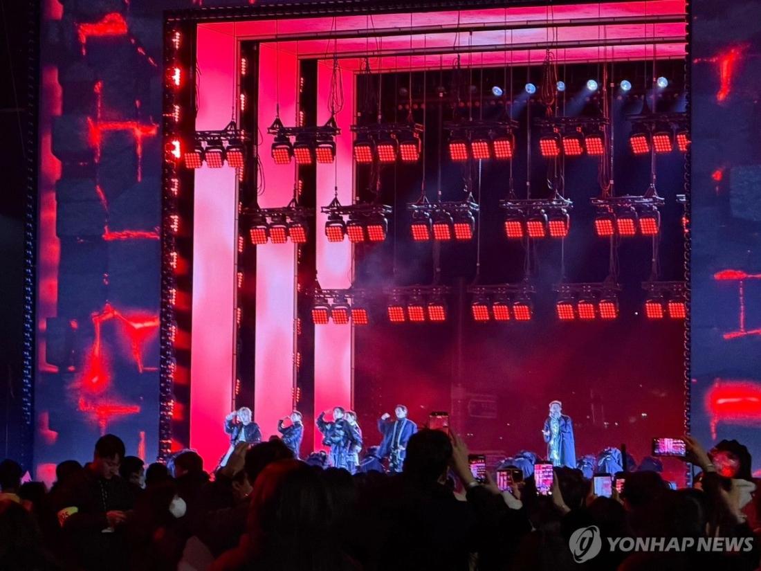 광화문 무대로 돌아온 방탄소년단(BTS) (서울=연합뉴스) 김선우 기자 = 그룹 방탄소년단(BTS)이 21일 서울 광화문 광장에서 정규 5집 ‘아리랑'(ARIRANG) 발매를 기념해 무료 공연 ‘BTS 컴백 라이브: 아리랑'(BTS THE COMEBACK LIVE｜ARIRANG)을 열고 있다. 2026.3.21 sunwoo@yna.co.kr