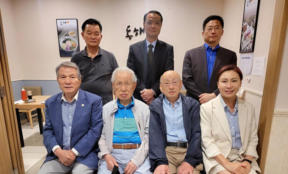 오른쪽 앉은 이부터 시계방향으로 김민선 의장, 이정화, 김정희, 변종덕, 이경로, 한창연 전회장, 이명석 회장 . 사진제공=뉴욕한인회