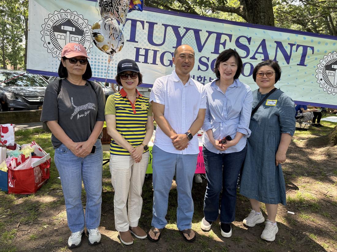 오른쪽부터 송부전 한인학부모회장, 김경화 수석부회장, 유승정 교장, 김신자 여성부회장, 이미선 차석부회장 . 사진제공=뉴욕한인회
