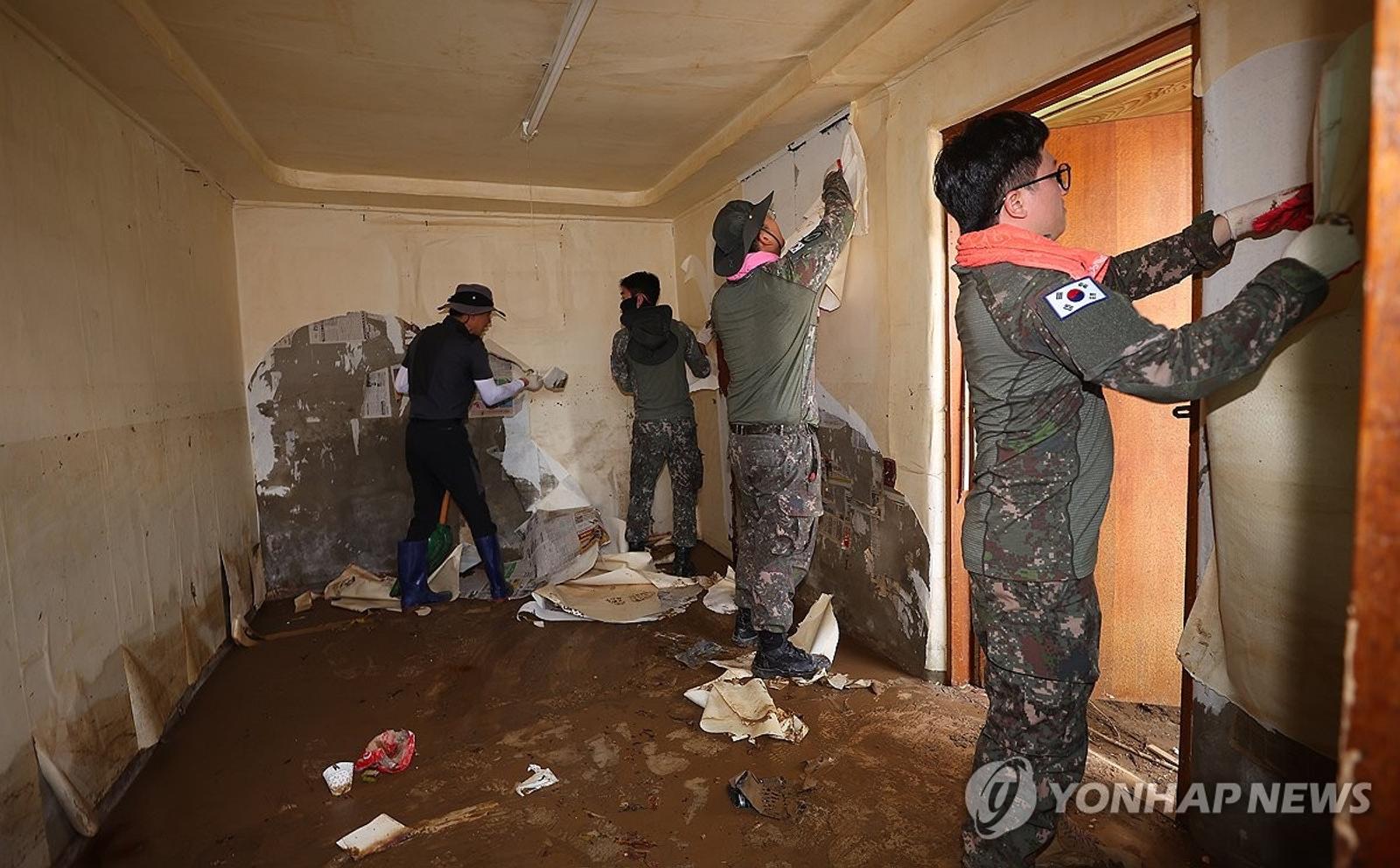 수해 복구 작업하는 군장병들 (광주=연합뉴스) 김도훈 기자 = 20일 광주 북구 신안동에서 육군 31사단 장병들이 침수 피해를 입은 가정의 벽지를 뜯어 내고 있다. 2025.7.20 superdoo82@yna.co.kr