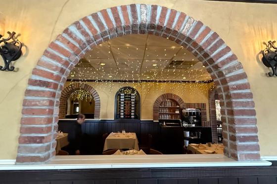 세월의 무게를 이겨내고 지역 클래식으로 거듭난 스페인 미식의 성지, ‘Segovia Restaurant’