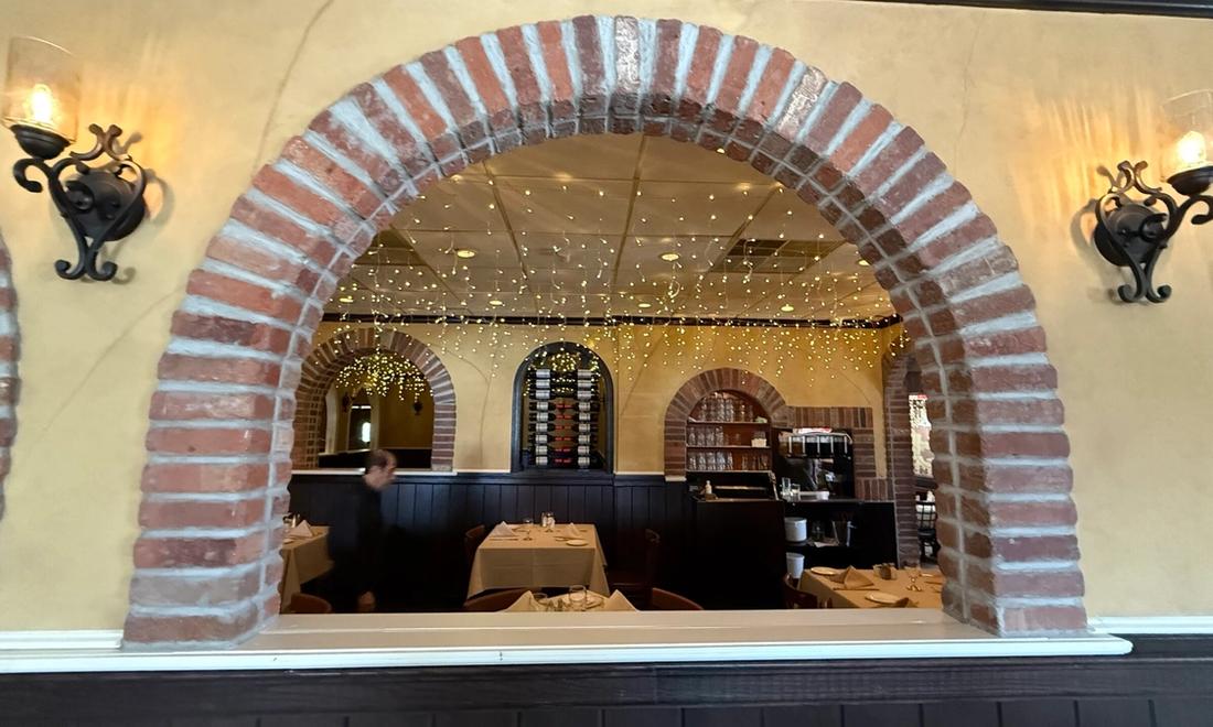 세월의 무게를 이겨내고 지역 클래식으로 거듭난 스페인 미식의 성지, ‘Segovia Restaurant’