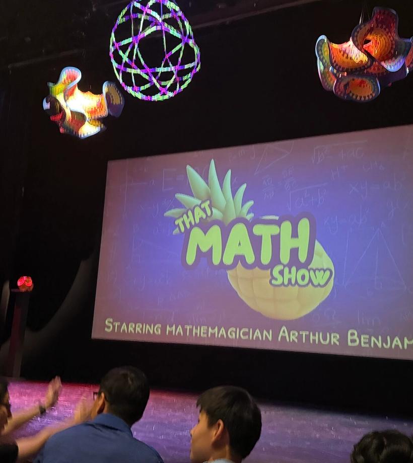 피할 수 없는 시험지에서 즐거운 광장으로… ‘The Math Show (더 매스 쇼)’가 선사한 숫자의 마법