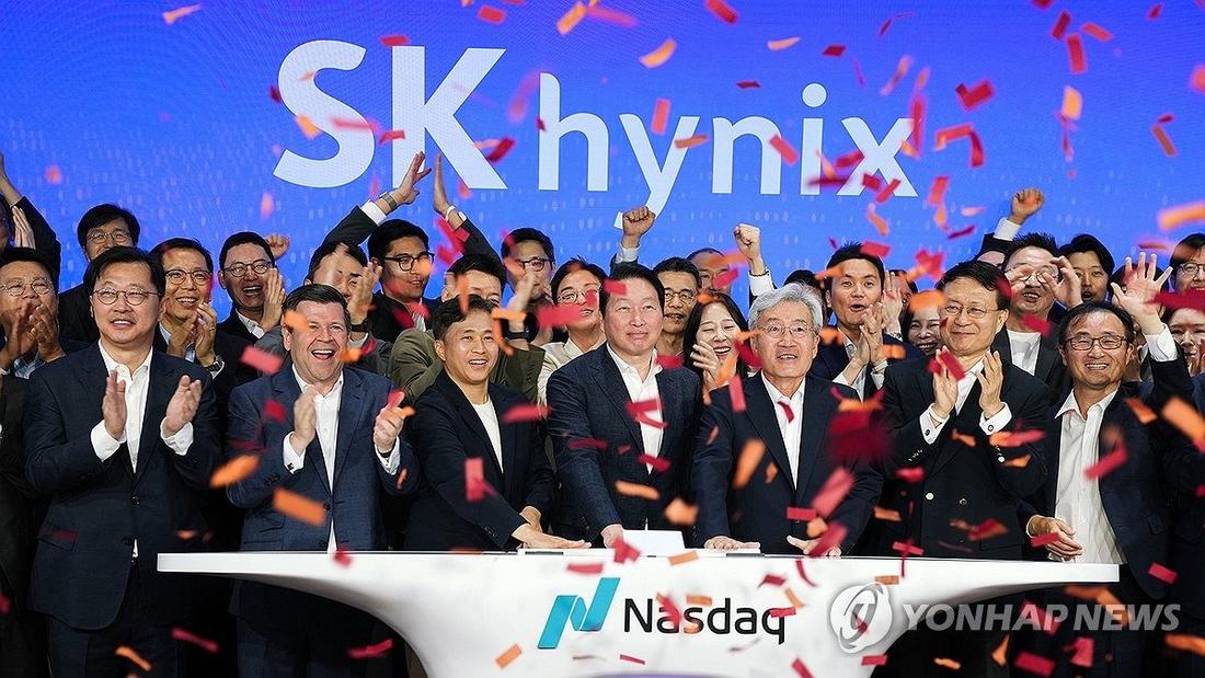 최태원 SK그룹 회장과 곽노정 SK하이닉스 CEO, 고승범 이사회 의장이 10일 오전 나스닥 마켓사이트에서 오프닝 벨을 울리며 ADR 거래 개시를 알리고 있다 (사진: 연합뉴스)