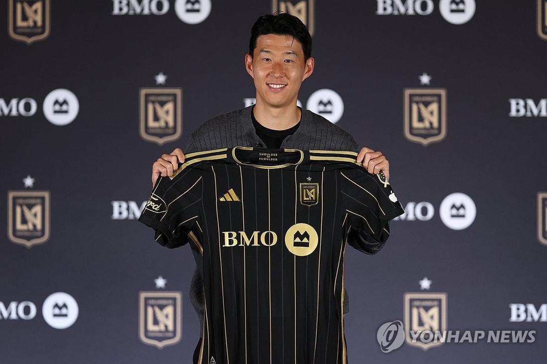LAFC 유니폼 손에 든 손흥민 (서울=연합뉴스) 손흥민이 6일 로스앤젤레스(LA) BMO 스타디움에서 열린 로스앤젤레스FC(LAFC) 입단 기자회견에서 유니폼을 들고 기념촬영을 하고 있다. 2025.8.7 [LAFC 구단 제공. 재판매 및 DB 금지] photo@yna.co.kr