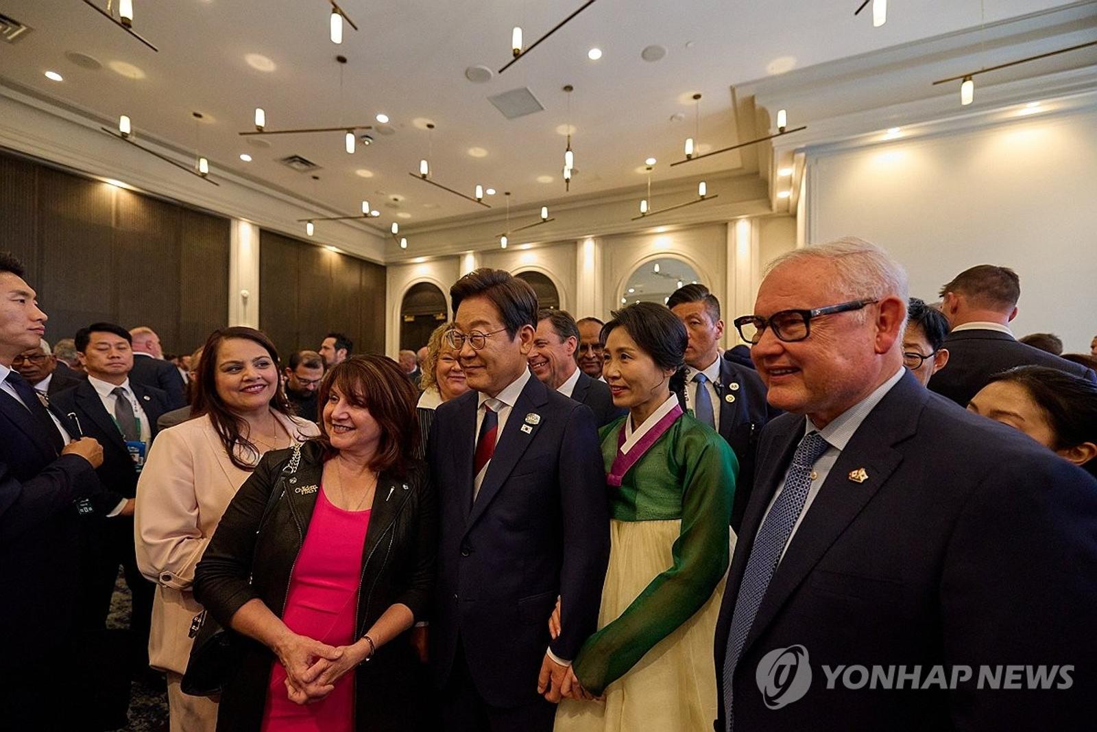 이재명 대통령 부부, G7 리셉션 참석 (서울=연합뉴스) 한상균 기자 = 이재명 대통령과 김혜경 여사가 16일(현지시간) 캐나다 캘거리 한 호텔에서 열린 캐나다 앨버타 주수상 내외 주최 주요 7개국(G7) 정상회의 초청국 리셉션에 참석하고 있다. 2025.6.17 [공동취재] xyz@yna.co.kr