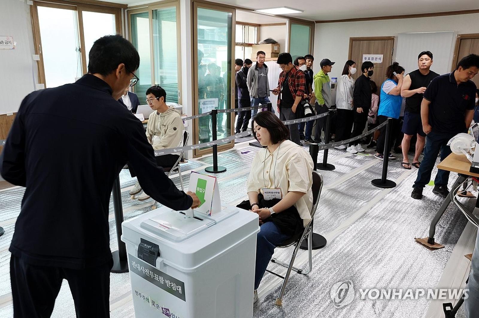 제21대 대통령선거 사전투표 (여수=연합뉴스) 조남수 기자 = 제21대 대통령선거 사전투표 첫날인 29일 오전 전남 여수시 주암마을회관에 마련된 사전투표소에서 시민들이 투표하고 있다. 2025.5.29 iso64@yna.co.kr
