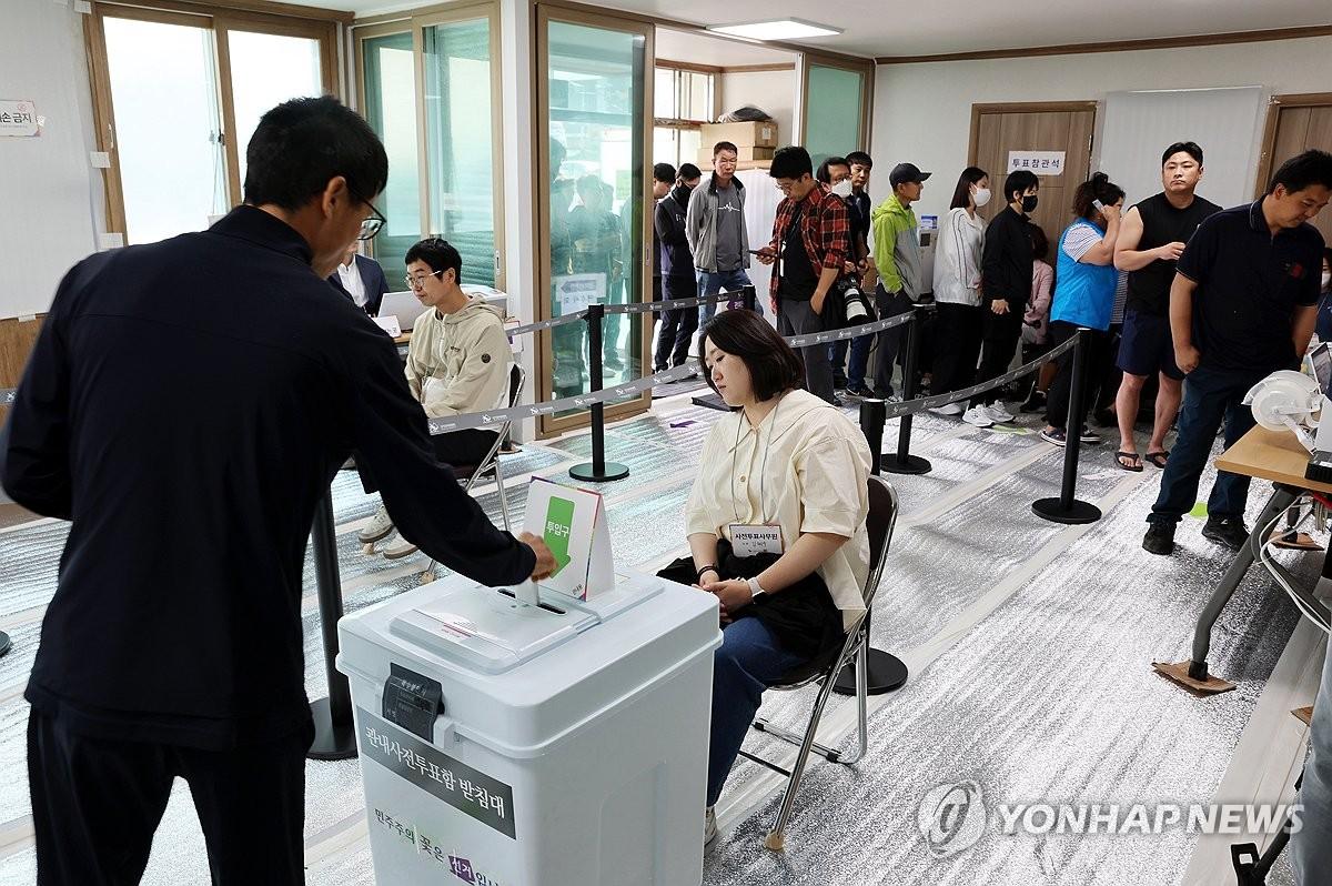 제21대 대통령선거 사전투표 (여수=연합뉴스) 조남수 기자 = 제21대 대통령선거 사전투표 첫날인 29일 오전 전남 여수시 주암마을회관에 마련된 사전투표소에서 시민들이 투표하고 있다. 2025.5.29 iso64@yna.co.kr
