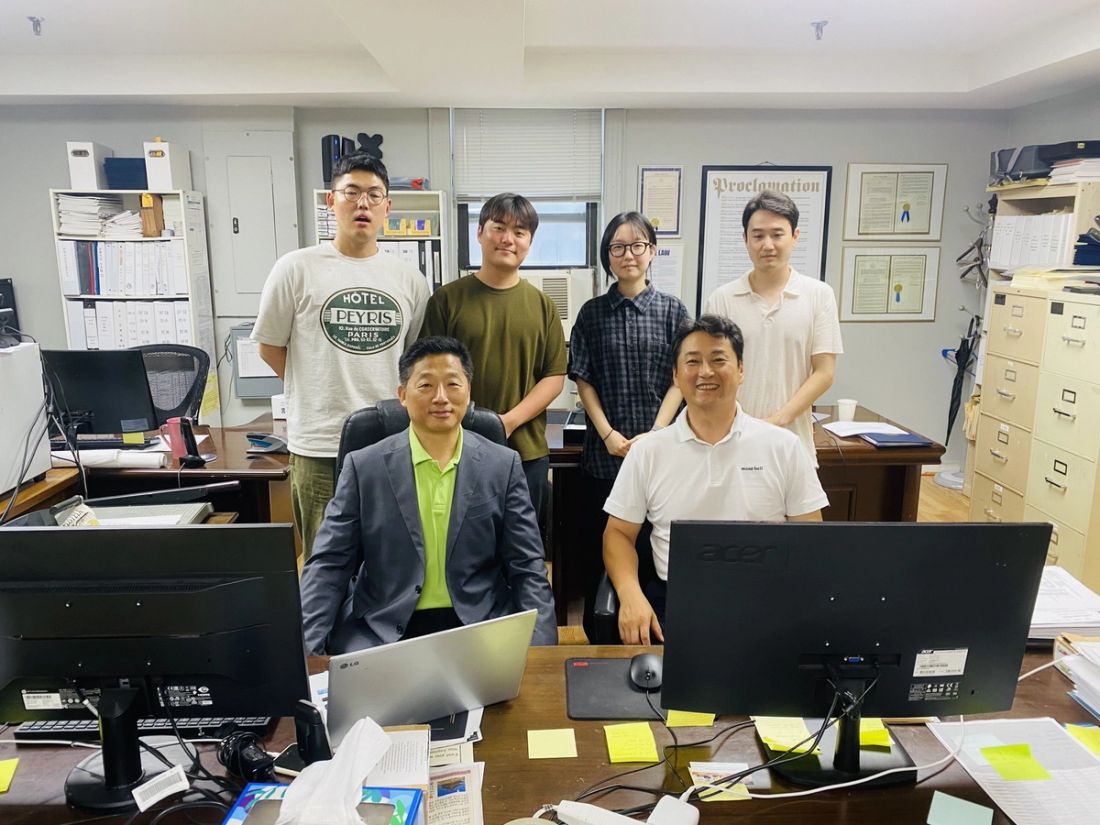 앞줄 왼쪽 회장 이명석, 사무총장 김기용, 뒷줄 왼쪽부터 표재윤, 김강년, 이승연, 케빈 서. 뉴욕한인회 사진제공.