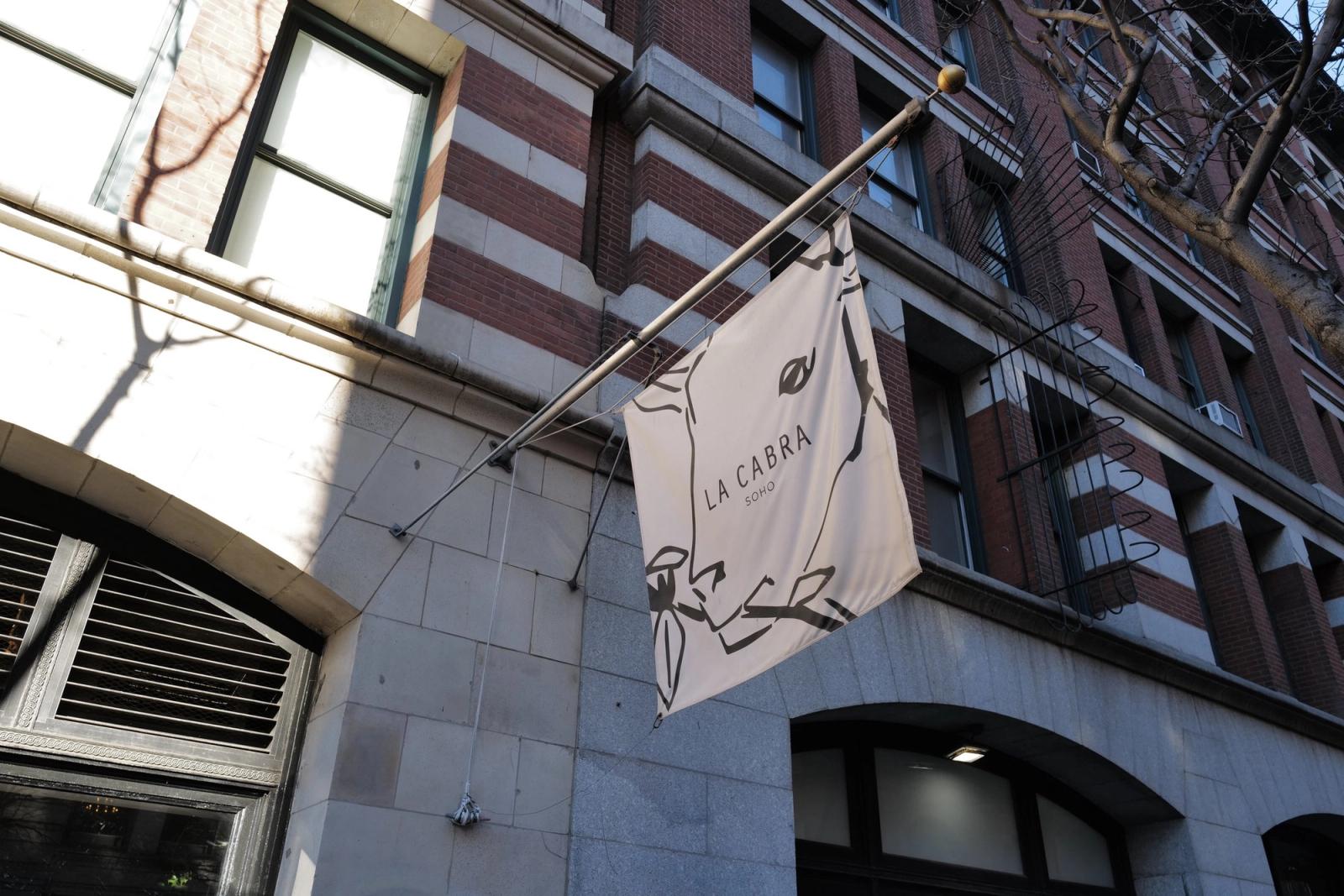 라파예트 스트리트 284번지, 100년 된 소호 건물에 내걸린 라 카브라 배너.
