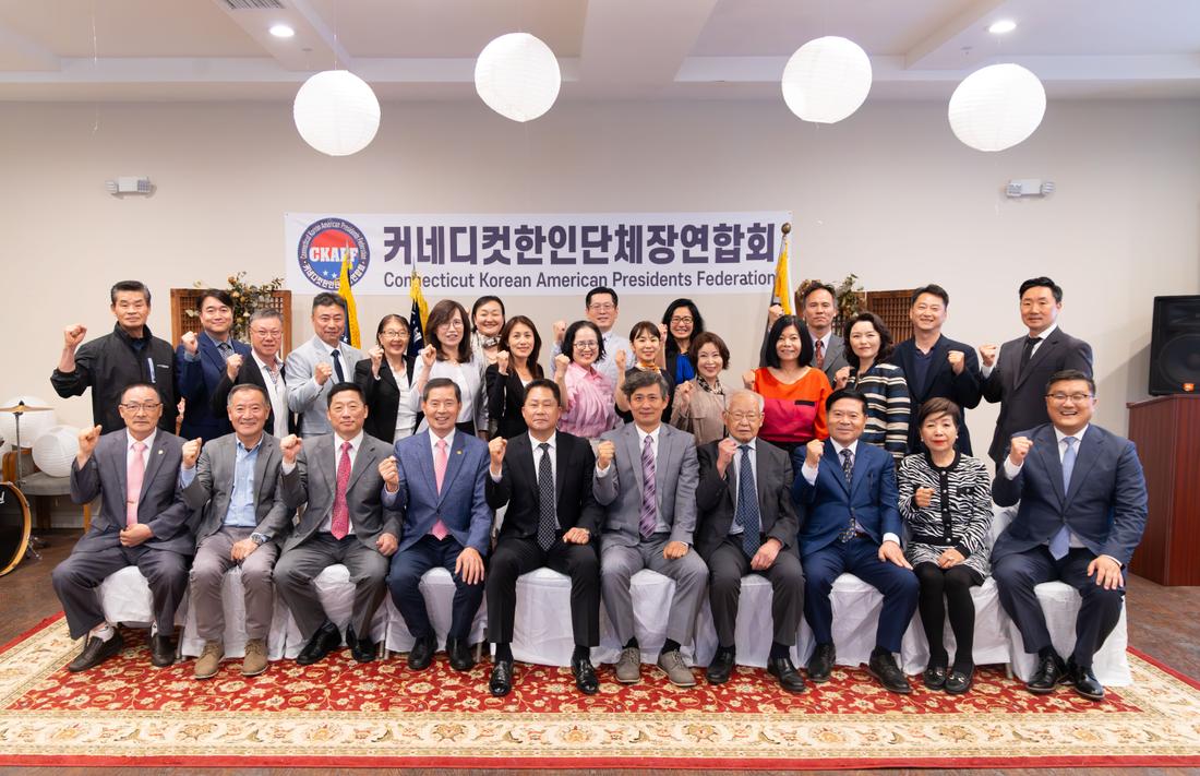뉴욕한인회 집행부(사진 왼쪽)와 커네티컷한인회 집행부(사진 오른쪽)가 지난 6월 14일 커네티컷한인회관에서 열린 커네티컷 한인단체장연합회 창립 기념식에서 기념촬영을 하고 있다. 양 기관은 이날 첫 공식 교류를 갖고 향후 협력 확대를 약속했다. 사진제공=뉴욕한인회