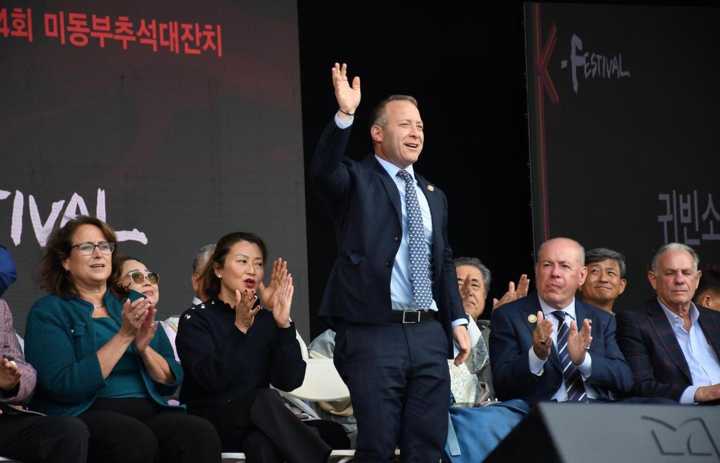 갓하이머 의원, 뉴저지 추석대잔치 찾아 "한인 사회는 북부 뉴저지의 핵심"… 테데스코 카운티장·박엘렌 의원 등 동행