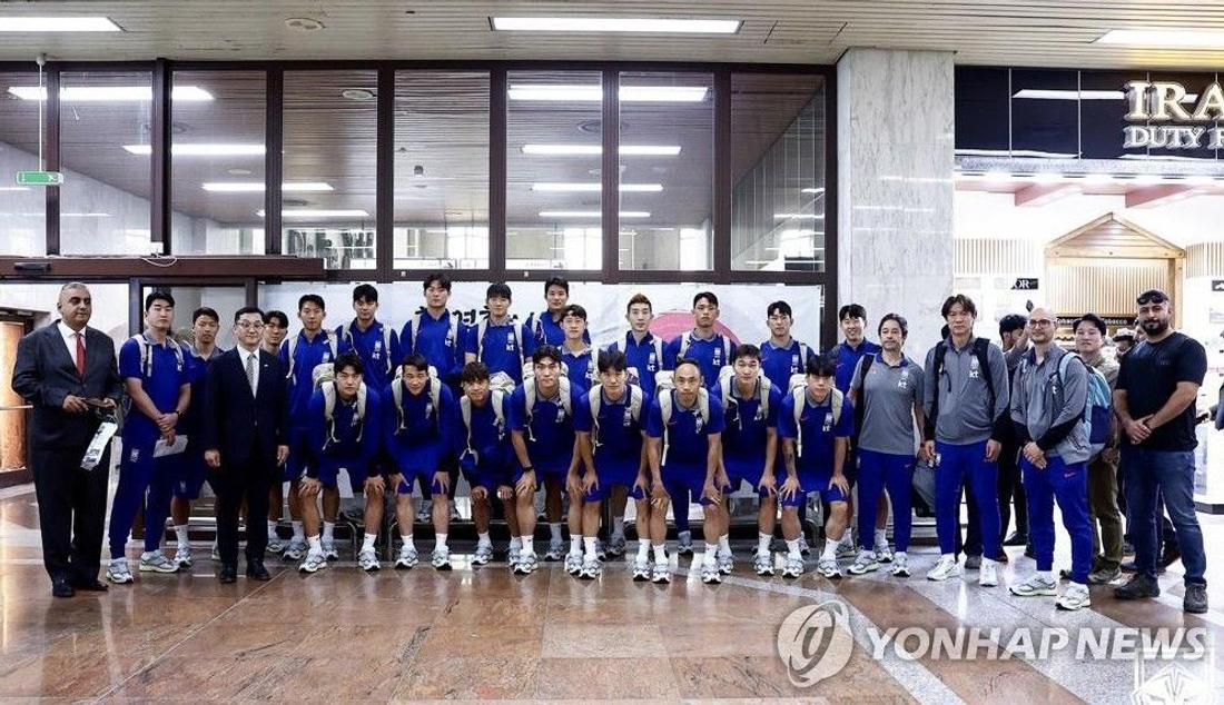 한국 축구대표팀이 3일(한국시간) 이라크 바스라 공항에 도착해 기념촬영하고 있다. 축구대표팀은 6일 이라크를 상대로 2026 북중미 월드컵 아시아 3차 예선 B조 9차전을 치른다.2025.6.3 [대한축구협회 제공. 재판매 및 DB 금지]