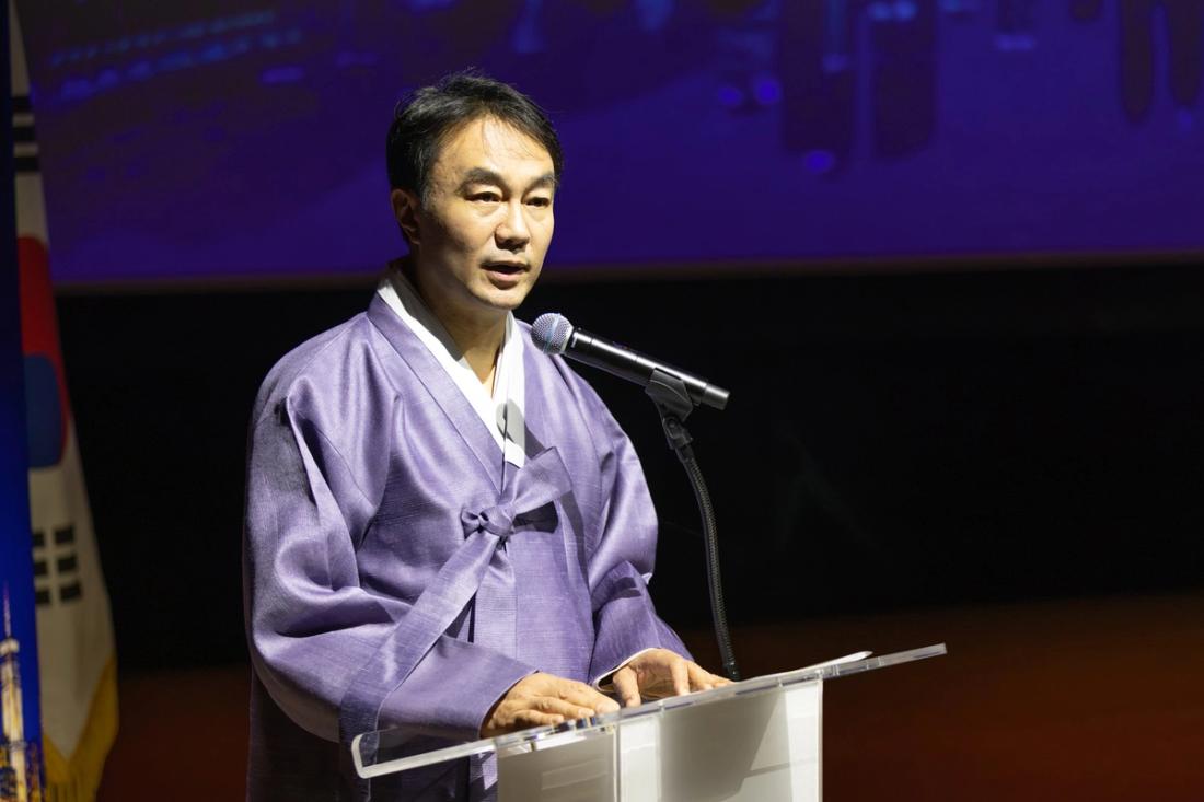 '한미 우호의 밤' 무대에서 한복 차림의 연사가 인사말을 하고 있다.