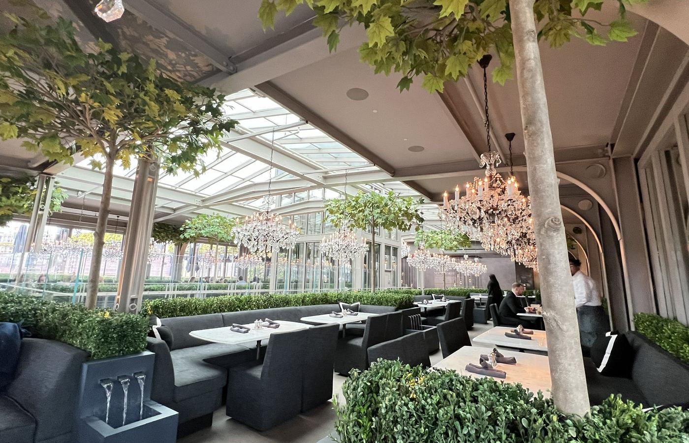 RH Rooftop Restaurant at RH New York: 디자인이 미식을 만나는 순간