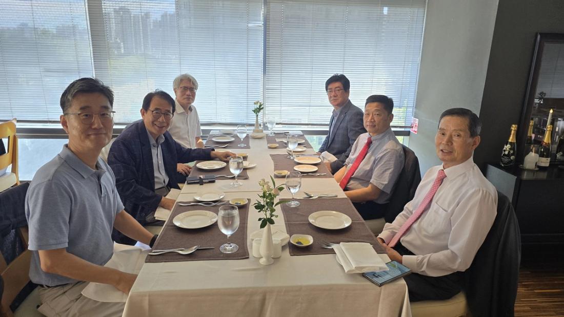 왼쪽부터 시계방향으로 김동열 위원, 김성곤 이사장, 오영훈 위원장, 곽우천 이사, 이명석 회장, 곽호수 이사장. 사진제공=뉴욕한인회