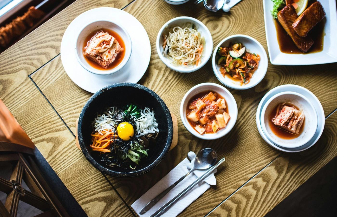 섞어 먹는 밥에서 한 그릇의 문화로 – 비빔밥 랩소디