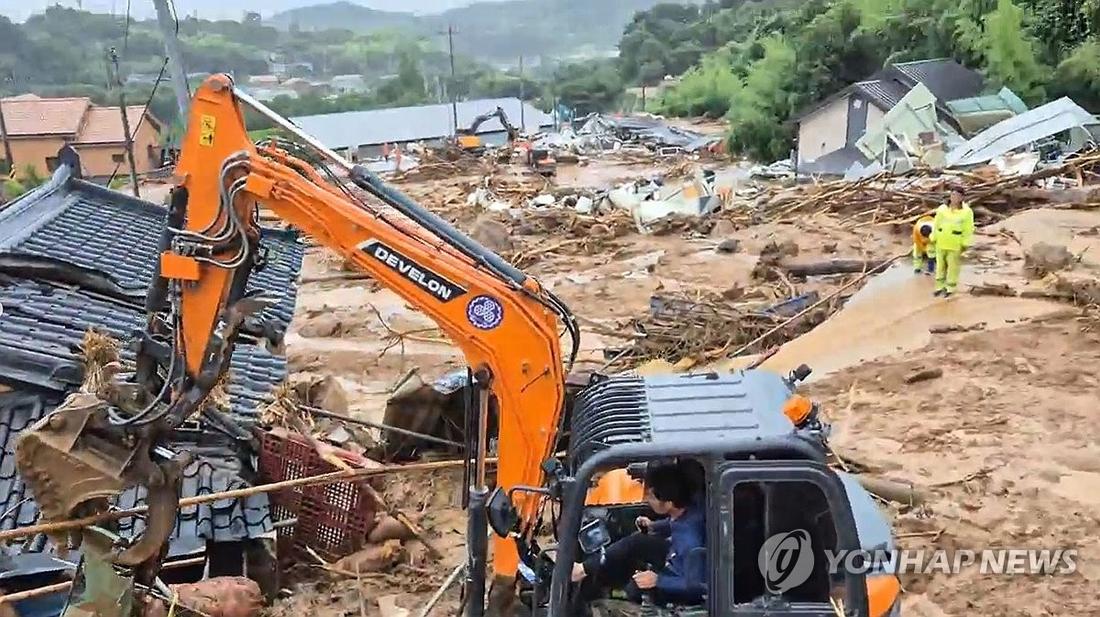 산청 산사태 피해 마을 수색 작업 (산청=연합뉴스) 폭우와 산사태가 발생한 19일 경남 산청군 산청읍 부리에서 수색 작업이 진행 중이다. 2025.7.19 [경남소방본부 제공 동영상 캡처. 재판매 및 DB 금지] image@yna.co.kr