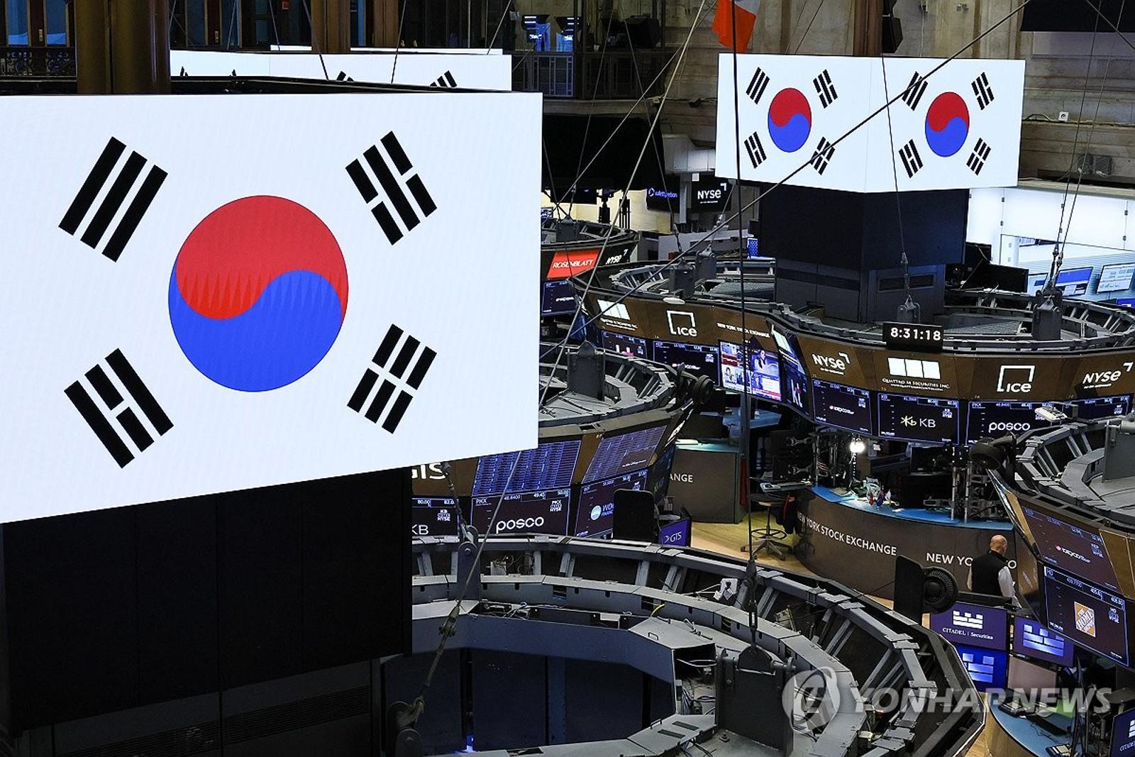 태극기 띄워진 뉴욕증권거래소 25일 이재명 대통령이 방문한 뉴욕 증권거래소(NYSE) 스크린에 태극기가 띄워져 있다. <사진출처=연합뉴스>