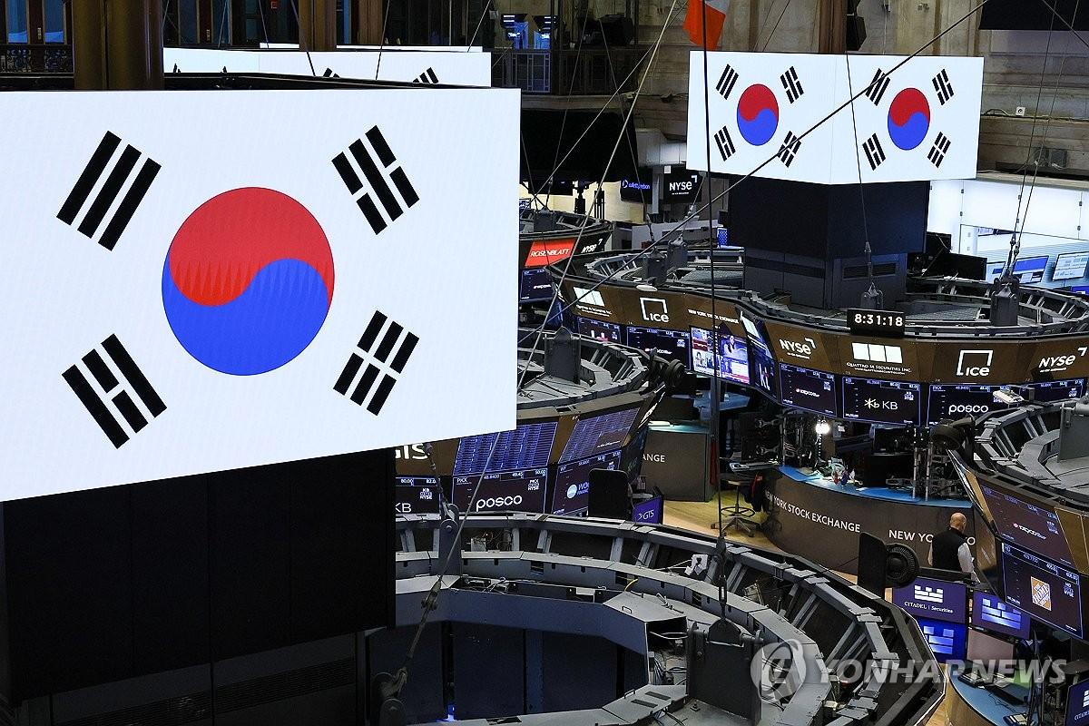 태극기 띄워진 뉴욕증권거래소 25일 이재명 대통령이 방문한 뉴욕 증권거래소(NYSE) 스크린에 태극기가 띄워져 있다. <사진출처=연합뉴스>
