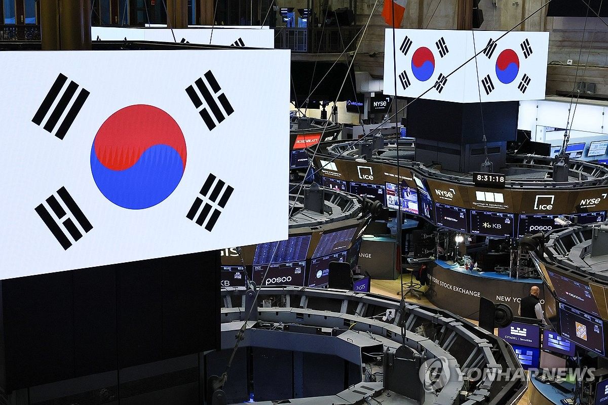 태극기 띄워진 뉴욕증권거래소 25일 이재명 대통령이 방문한 뉴욕 증권거래소(NYSE) 스크린에 태극기가 띄워져 있다. <사진출처=연합뉴스>