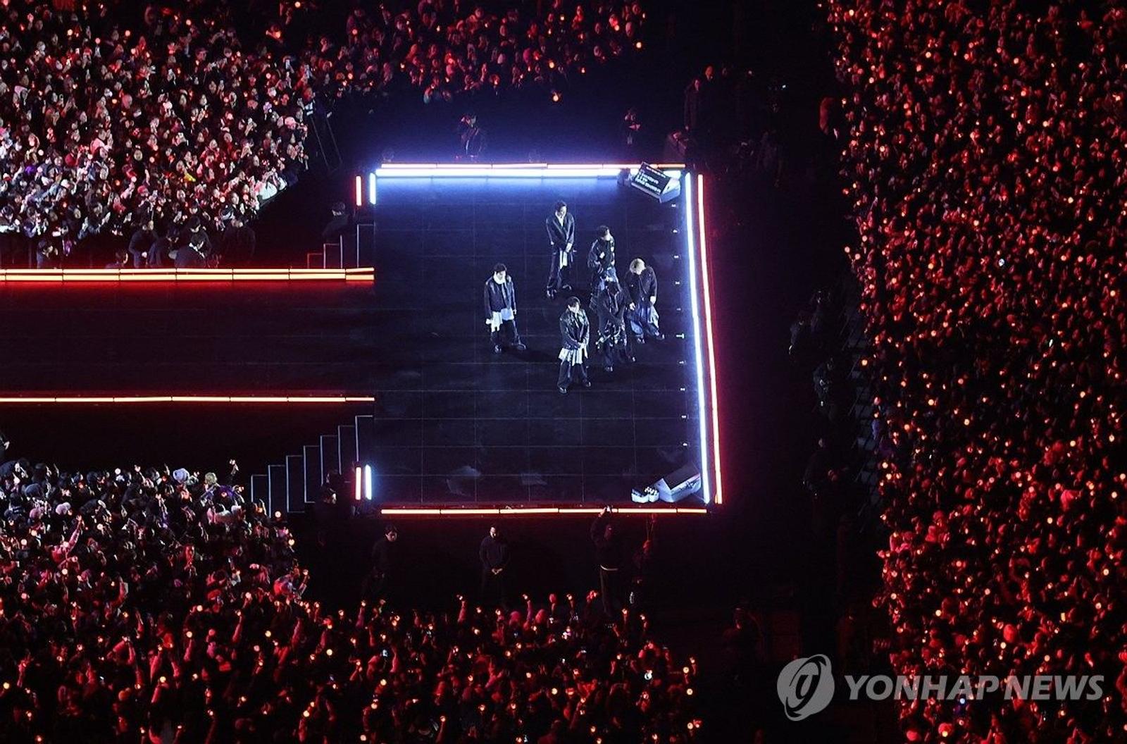 BTS 광화문 컴백, ‘아미’와 함께 ‘붉은 빛’으로 물들다 (서울=연합뉴스) 서대연 기자 = 21일 서울 광화문 광장에서 그룹 방탄소년단(BTS)의 정규 5집 ‘아리랑'(ARIRANG) 발매를 기념해 무료 공연 ‘BTS 컴백 라이브: 아리랑'(BTS THE COMEBACK LIVE｜ARIRANG)이 열리고 있다. 2026.3.21 dwise@yna.co.kr