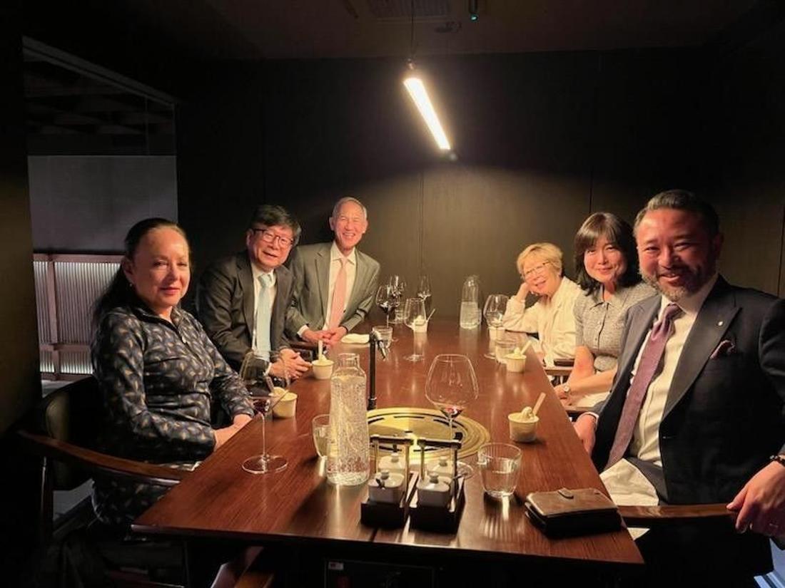 김의환 뉴욕총영사가 미일협회 이사진과 기념사진을 촬영하고 있다. 사진제공: 주뉴욕총영사관