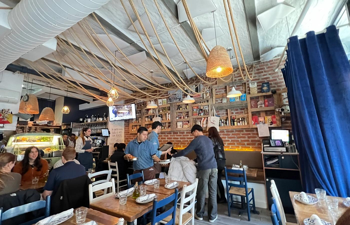 맨해튼 한복판에서 마주하는 지중해의 청량한 숨결: 피콜라 쿠치나 에스티아토리(Piccola Cucina Estiatorio) 종합 분석