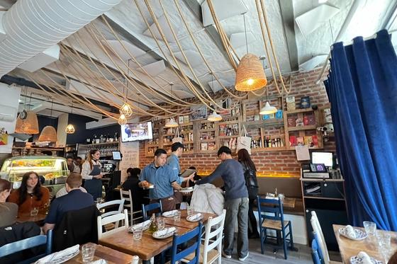 맨해튼 한복판에서 마주하는 지중해의 청량한 숨결: 피콜라 쿠치나 에스티아토리(Piccola Cucina Estiatorio) 종합 분석