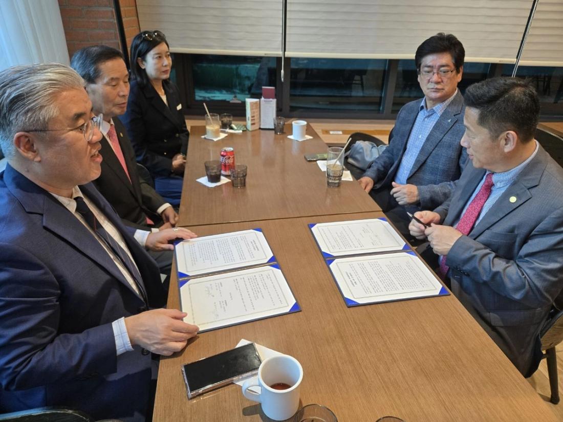 뉴욕한인회와 한국영화학회가 업무협약서를 작성하는 모습. 사진제공 = 뉴욕한인회