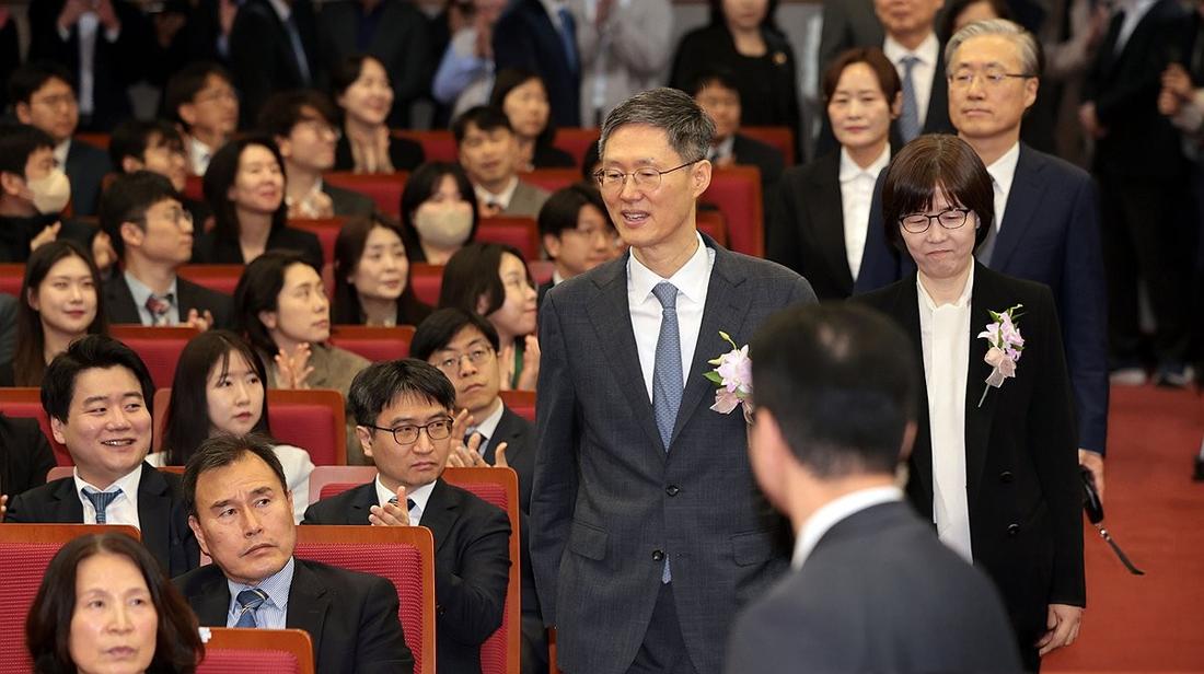 문형배 헌법재판소장 권한대행과 이미선 재판관이 18일 서울 종로구 헌법재판소에서 열린 퇴임식에 참석하기 위해 입장하고 있다. [연합뉴스]