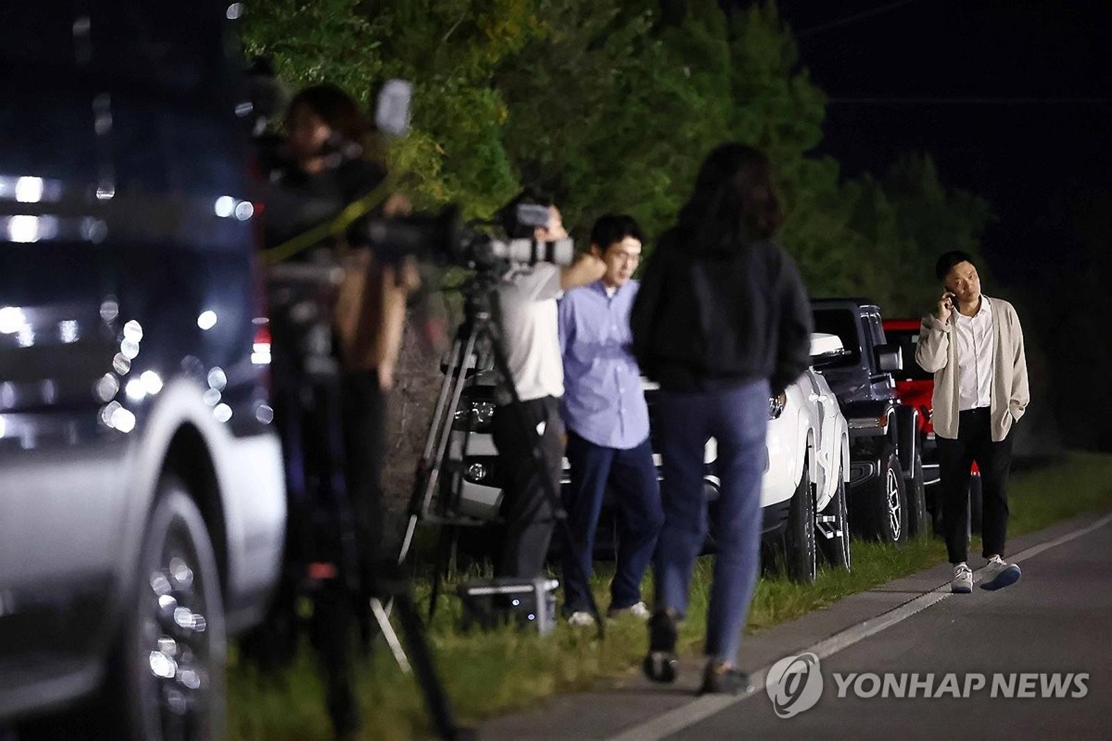 지금 포크스턴 이민세관단속국 구금시설 앞은 (포크스턴[미국 조지아주]=연합뉴스) 윤동진 기자 = 10일(현지시간) 미 당국의 이민단속으로 체포된 현대차-LG엔솔 배터리공장 건설 현장 직원들이 수감돼 있는 조지아주 포크스턴의 이민세관단속국(ICE) 구금시설 앞에 취재진이 대기하고 있다. 외교부는 이날 미국 이민당국에 구금된 한국인들을 데려오려던 전세기 출발이 미국측 사정으로 어렵게 됐다고 밝혔다. 2025.9.10 mon@yna.co.kr