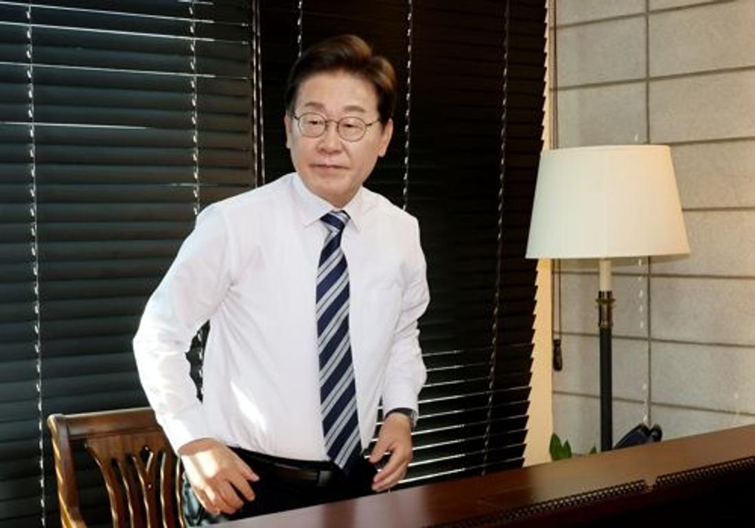 합참의장과 통화 마친 이재명 대통령 (인천=연합뉴스) 한상균 기자 = 이재명 대통령이 4일 인천 계양구 사저에서 김명수 합참의장과 전화 통화를 마친 뒤 이동하고 있다. 2025.6.4