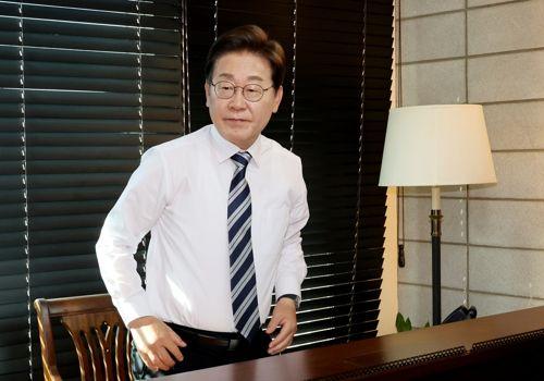 합참의장과 통화 마친 이재명 대통령 (인천=연합뉴스) 한상균 기자 = 이재명 대통령이 4일 인천 계양구 사저에서 김명수 합참의장과 전화 통화를 마친 뒤 이동하고 있다. 2025.6.4